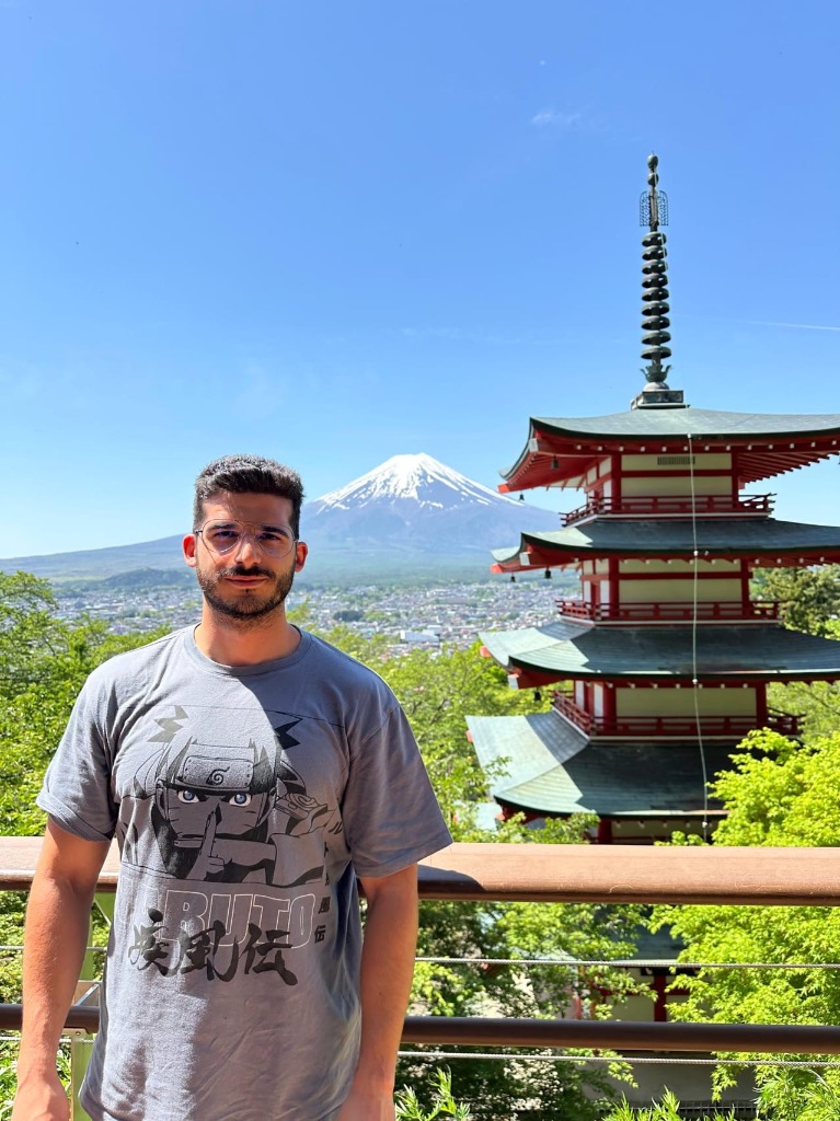 Daniel Saldaña Pascual frente al monte Fuji y la pagoda Chureito